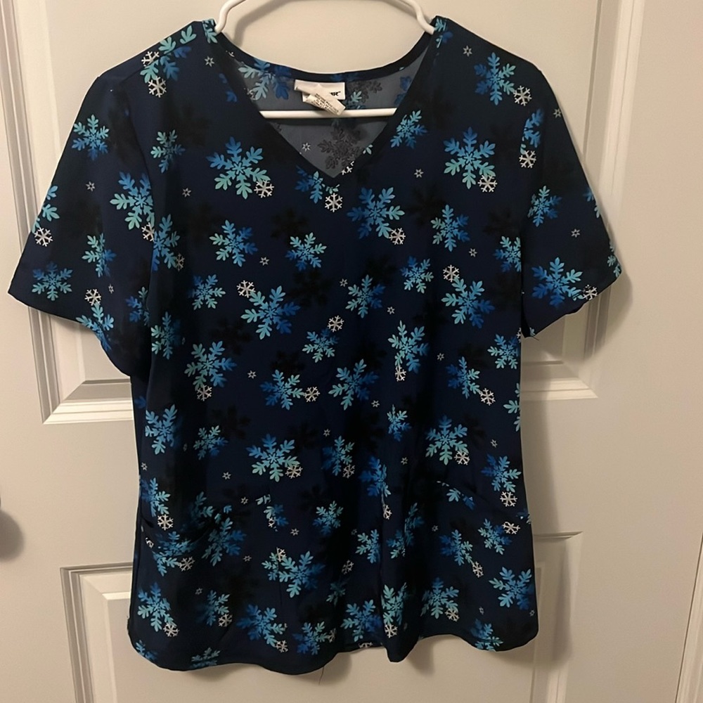 Scrub Top - 3 pockets . sz M - like new